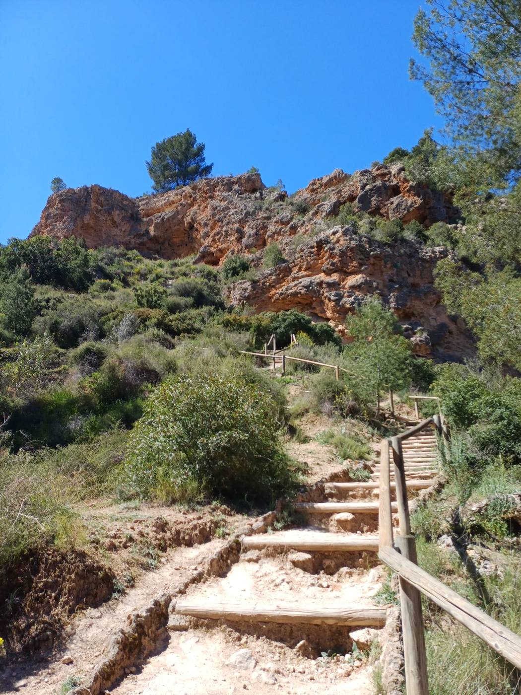 Bergpad met houten trappen in de Sierra Calderona