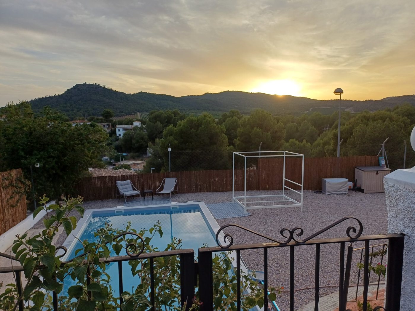 Zwembad bij zonsondergang in Villa El Pinar
