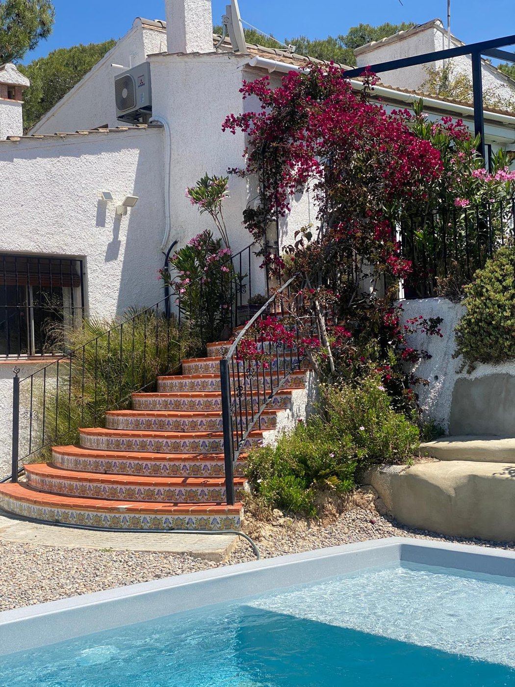 Villa El Pinar met bloeiende klimplant